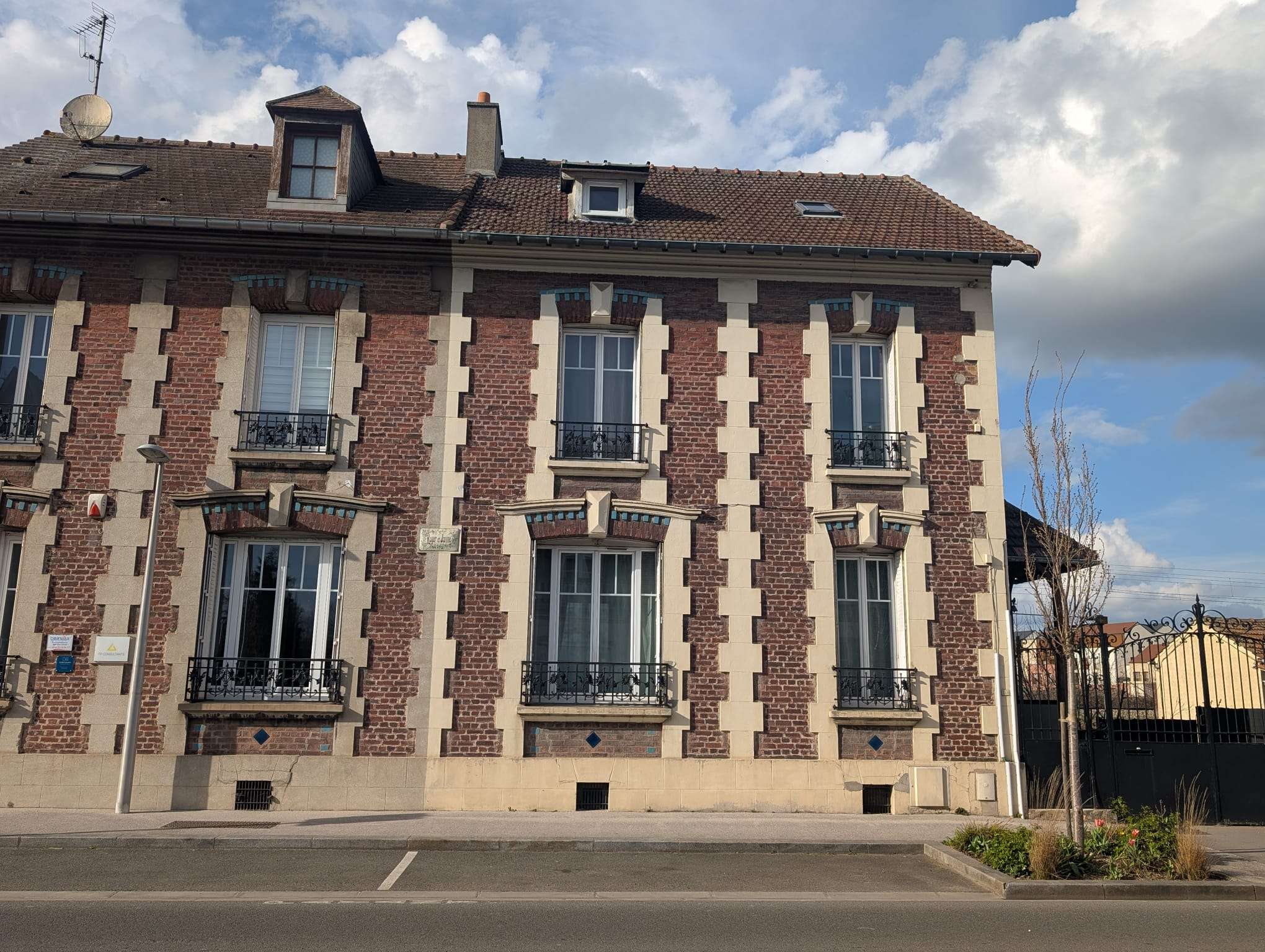 Vue de la maison depuis la rue